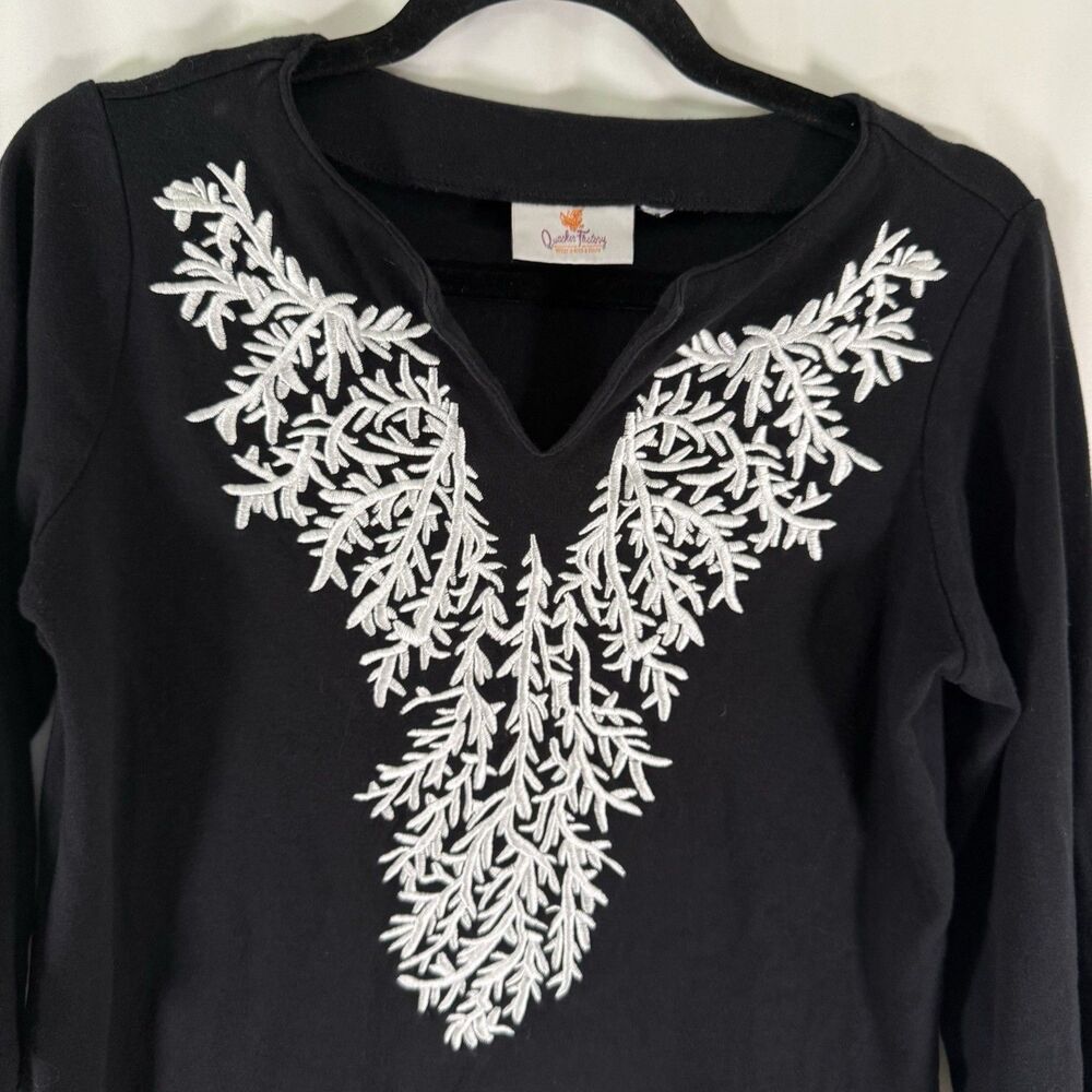 Quacker Factory Blouse Women's XS Black White Embroidered V-Neck 3/4 Sleeve - Picture 2 of 8